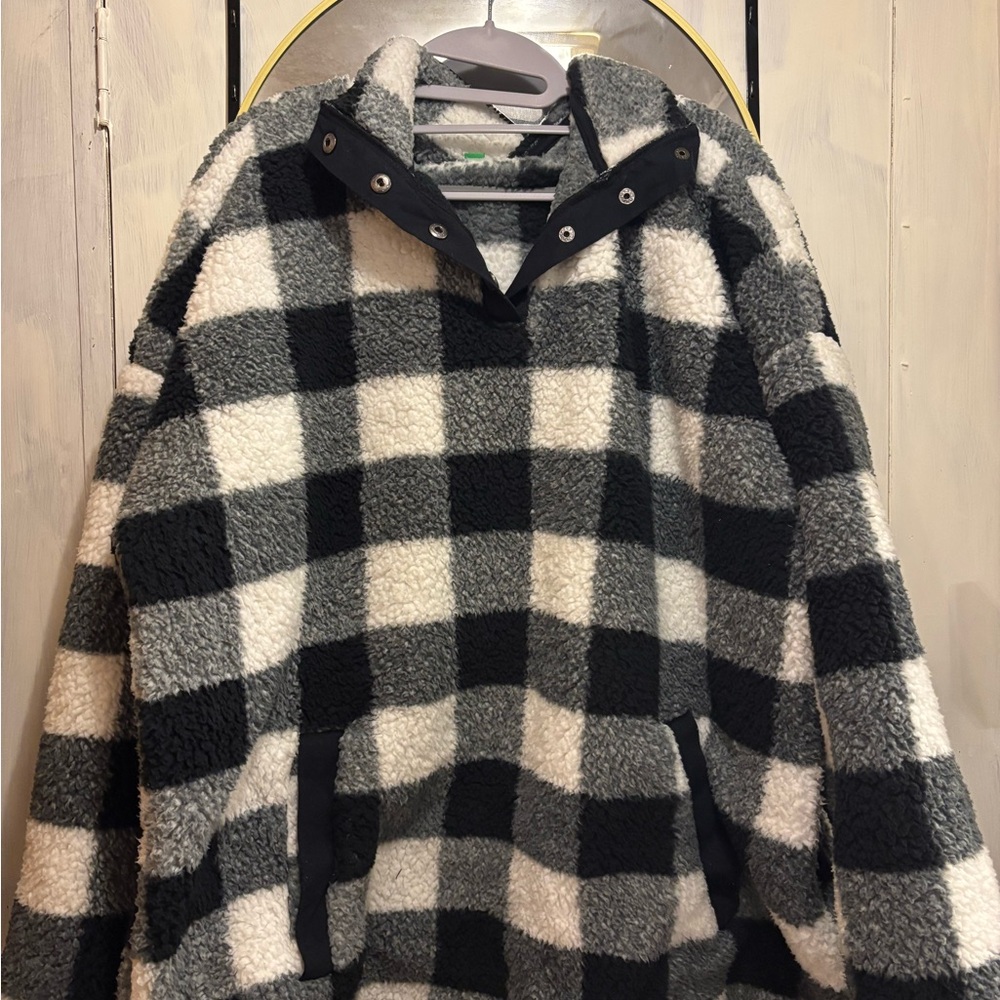 Dip Black and White Fleece Pullover